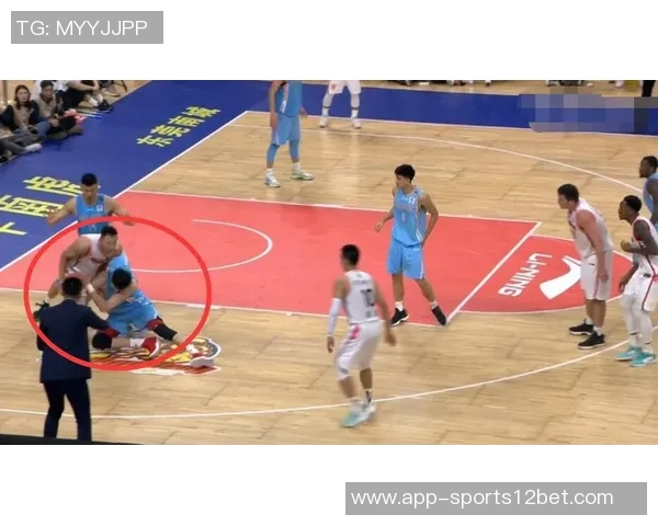 徐杰遭遇膝盖撞击半场表现不佳仅得1分1板1助离场受伤